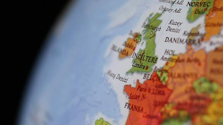 <p>İngiltere&rsquo;de ayrıca 5 yaş altı &ccedil;ocukların ekran s&uuml;resini azaltmak ve yaşa uygun i&ccedil;eriklerin izlenmesini sağlamak i&ccedil;in ailelere y&ouml;nelik rehber de yayımlandı.</p>
