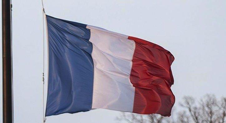 <p>Yasa, gen&ccedil;lerin fiziksel, zihinsel ve ahlaki gelişimlerini olumsuz etkileyebilecek sosyal medya platformlarının &ccedil;ıkarılacak bir kararnameyle 15 yaşından k&uuml;&ccedil;&uuml;klere yasaklanmasını ve bu platformların kullanıcılarının yaşını kontrol etmesini &ouml;ng&ouml;r&uuml;yor.</p>
