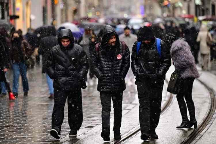 <p>ORTA ve DOĞU KARADENİZ<br />
&Ccedil;ok bulutlu, kıyılarının yağmur ve sağanak yağışlı, i&ccedil; kesimlerinin karla karışık yağmur ve kar yağışlı ge&ccedil;eceği tahmin ediliyor. Sabah ve gece saatlerinde b&ouml;lgenin i&ccedil; kesimlerinde buzlanma ve don olayı bekleniyor. Doğu Karadeniz'in i&ccedil; kesimlerinde y&uuml;ksek kar &ouml;rt&uuml;s&uuml;ne sahip eğimli alanlarda &ccedil;ığ ve kar erime tehlikesi bulunmaktadır.</p>

<p>AMASYA &deg;C, 10&deg;C<br />
&Ccedil;ok bulutlu, aralıklı yağmur ve karla karışık yağmurlu, y&uuml;ksekleri kar yağışlı</p>

<p>RİZE &deg;C, 10&deg;C<br />
&Ccedil;ok bulutlu, aralıklı yağmur ve sağanak yağışlı</p>

<p>SAMSUN &deg;C, 9&deg;C<br />
&Ccedil;ok bulutlu, aralıklı yağmur ve sağanak yağışlı</p>

<p>TRABZON &deg;C, 10&deg;C<br />
&Ccedil;ok bulutlu, aralıklı yağmur ve sağanak yağışlı</p>
