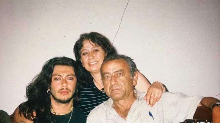 <p><span style="color:#FF0000"><strong>"ONA SARILIP HAYAL KURUYORDUM"</strong></span></p>

<p><strong>Maddi imkansızlıklar i&ccedil;inde bir d&ouml;nem yaşadıklarını s&ouml;yleyen baba Akarsu, "Cepte para yoktu, biraderin evinde kalıyorduk Sefak&ouml;y&rsquo;de. En garibanı bendim ama Barış'la ilgili hayaller kuruyordum. Ona sarılırdım, "Sen başaracaksın oğlum" derdim. O varken hayal kuruyordum" a&ccedil;ıklamalarıyla duygulandırdı.</strong></p>
