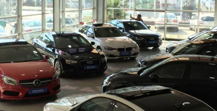 <p>ABD ve İran arasında kırılgan bir ateşkese giren savaş ve altın fiyatlarının tarihi zirvesinden geriye gelmesi ara&ccedil; alımı planlarını erteletti. Ayrıca mevduat faizlerinin yıllık y&uuml;zde 42'lere ulaşması da ara&ccedil; satışlarını d&uuml;ş&uuml;rd&uuml;.</p>
