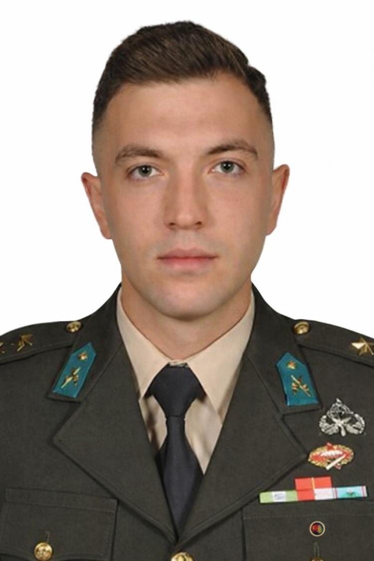 <p><span style="color:#A52A2A"><strong>AİLE DURUMU FARK ETTİ&nbsp;</strong></span></p>

<p>&nbsp;</p>

<p>Olay, şehit ailesinin akşam saatlerinde mezarlığı ziyareti sırasında ortaya &ccedil;ıktı.&nbsp;</p>

<p>&nbsp;</p>

<p>Şehidin kabrine gelen aile, <span style="color:#A52A2A"><strong><em>silah arkadaşları tarafından Kayseri'de &ouml;zel olarak yaptırılan komando heykelinin</em></strong></span> yerinde olmadığını fark etti.</p>
