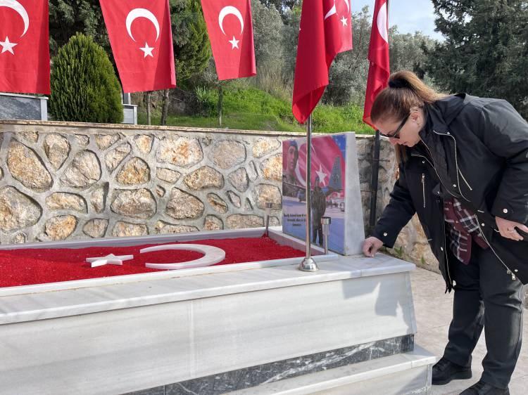 <p><span style="color:#A52A2A"><strong>"BU NASIL BİR VİCDANSIZLIK?"</strong></span></p>

<p>&nbsp;</p>

<p>Şehit annesi Zerrin Yavuz ise yaşadığı acıyı g&ouml;zyaşları i&ccedil;inde anlattı:</p>

<p>&nbsp;</p>

<p><strong><em>"Ben her g&uuml;n buradayım. O heykeli oğlum gibi g&ouml;r&uuml;p sarılıyor, &ouml;p&uuml;yordum. D&uuml;n geldiğimizde yoktu. Bu nasıl bir vicdansızlık, nasıl bir insanlık? Şehitlerimiz bunu hak etmiyor."</em></strong></p>
