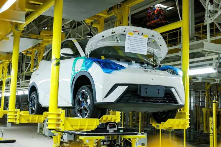 <p><strong>&ldquo;İNSANLIK DIŞI&rdquo; YAŞAM KOŞULLARI İDDİASI</strong></p>

<p>Brezilyalı iş m&uuml;fettişlerinin yaptığı baskınlarda ortaya &ccedil;ıkan manzara ise olduk&ccedil;a &ccedil;arpıcıydı. Denetim raporlarına g&ouml;re 31 iş&ccedil;i tek bir evde kalıyordu ve yalnızca bir banyoyu paylaşıyordu. Bazı alanlarda yatak bile yoktu. Yiyeceklerin ise kişisel eşyalarla birlikte doğrudan zeminde tutulduğu tespit edildi.</p>

<p>&nbsp;</p>

<p>Yetkililer bu koşulları net bir ifadeyle &ldquo;insanlık dışı&rdquo; olarak tanımladı. Doğrusu, bu tanım bile yaşananların ağırlığını anlatmaya yetiyor.</p>
