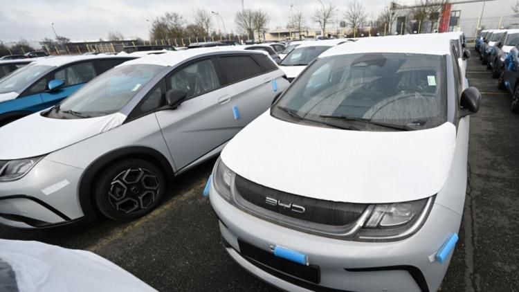 <p><strong>FABRİKA A&Ccedil;ILDI, &Uuml;RETİM S&Uuml;RD&Uuml;</strong></p>

<p>&nbsp;</p>

<p>Uluslararası kamuoyunda b&uuml;y&uuml;k yankı uyandıran olay, &Ccedil;in&rsquo;de de tepkiyle karşılanmıştı. Skandal, BYD&rsquo;nin Brezilya&rsquo;daki fabrika inşaatında aylar s&uuml;ren gecikmelere yol a&ccedil;tı. Yine de şirket operasyonlarını tamamen durdurmadı.</p>

<p>BYD, kriz sonrasında toparlanma mesajı vermeye &ccedil;alıştı ve Brezilya Devlet Başkanı Luiz Inacio Lula da Silva&rsquo;nın katıldığı bir t&ouml;renle Ekim ayında fabrikanın a&ccedil;ılışını ger&ccedil;ekleştirdi. 1 milyar dolara kurulan tesiste a&ccedil;ılıştan bu yana 25 binden fazla ara&ccedil; &uuml;retilmiş olması da şirketin sahadaki faaliyetlerini s&uuml;rd&uuml;rd&uuml;ğ&uuml;n&uuml; g&ouml;steriyor.<br />
&nbsp;</p>

<p>Ama son karar, BYD&rsquo;nin Brezilya&rsquo;daki uzun vadeli planları a&ccedil;ısından yeni soru işaretlerini beraberinde getirmiş durumda.</p>
