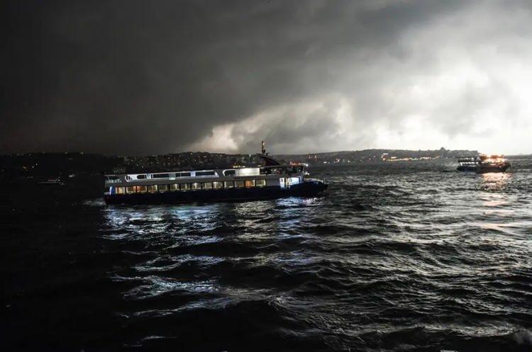 <p>İstanbul'da bahar havası ara veriyor resmen kış geliyor.&nbsp; AKOM'un paylaştığı bilgilere g&ouml;re; İstanbul'da yarından itibaren Balkanlar &uuml;zerinden gelmesi beklenen soğuk ve yağışlı hava etkili olacak.</p>
