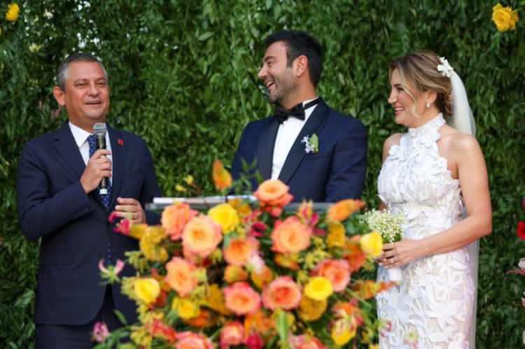 <p><span style="color:#B22222"><strong>BEŞİKTAŞ BELEDİYE BAŞKANI AKPOLAT'TA&nbsp; YASAK AŞKIYLA MİLYONLUK D&Uuml;Ğ&Uuml;N YAPTI</strong></span></p>

<p>&nbsp;</p>

<p>Yolsuzluk ve r&uuml;şvet soruşturması kapsamında tutuklanan&nbsp; Beşiktaş Eski Belediye Başkanı Rıza Akpolat'ın da CHP İstanbul İl Kadın Kolları Başkanı Yeşim Ağırman'la yaşadığı&nbsp; yasak aşk rezaleti ortaya &ccedil;ıkmıştı. Her iki isim de eşlerinden boşanıp 2024 yılında evlenirken Akpolat'ın r&uuml;şvetten elde ettiği su&ccedil; gelirini Ağırman'a nasıl aktardığı da belirlenmişti.</p>

<p>&nbsp;</p>

<p>Rıza Akpolat'ın Temmuz 2024'teki d&uuml;ğ&uuml;n&uuml; i&ccedil;in r&uuml;şvet havuzundan 266 bin dolar harcadığı,&nbsp;Sosyete d&uuml;ğ&uuml;nc&uuml;s&uuml;ne 120 bin dolar, fotoğraf&ccedil;ıya 10 bin 650 dolar, acentaya 100 bin dolar, d&uuml;nyaca &uuml;nl&uuml; l&uuml;ks giyim markası Dior'dan 36 bin dolarlık alışveriş yapıldığı tespit edilmişti.</p>

<p>&nbsp;</p>

<p>Kayıtlarda toplam masrafın o d&ouml;nemki kurla 8,5 milyon TL'yi bulmuştu.</p>

<p>&nbsp;</p>
