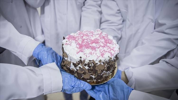 <p>Ağrı'da ge&ccedil;en yıl 2 Aralık'ta bir pastaneye giden Remziye Horuz ile arkadaşları S.Y. ve B.D, iddiaya g&ouml;re<span style="color:rgb(165, 42, 42)"><strong><em> Horuz'un yumurtaya alerjisi olduğunu belirterek yumurta i&ccedil;ermeyen pasta siparişi vermiş, </em></strong></span>doğum g&uuml;n&uuml; kutlamasında bu pastayı yedikten sonra rahatsızlanan Horuz kaldırıldığı hastanede tedavi altına alınmış ve t&uuml;m m&uuml;dahalelere rağmen 22 Aralık'ta hayatını kaybetmişti.</p>
