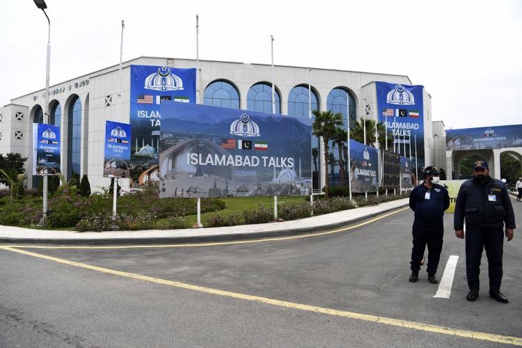 <p>G&ouml;r&uuml;şmelerin &ouml;nemli konularından biri de L&uuml;bnan. İsrail, ateşkes y&uuml;r&uuml;rl&uuml;ğe girdikten sonra Hizbullah'ı hedef alan saldırılarına devam etmesi m&uuml;zakerelerin yapılıp yapılmayacağı y&ouml;n&uuml;nde soru işaretlerine yol a&ccedil;mıştı. İran'ın ateşkesin L&uuml;bnan'ı da kapsamasına y&ouml;nelik ısrarı, masaya yatırılacak &ouml;nemli noktalardan biri olacak.&nbsp;</p>
