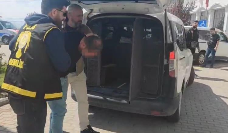 <p><span style="color:#A52A2A"><strong>EVİNDE &Ccedil;ALDIĞI ALTINLARLA YAKALANDI&nbsp;</strong></span></p>

<p>&nbsp;</p>

<p>&Ccedil;evredeki g&uuml;venlik kameralarını inceleyen ekipler, cinayeti aile ile yakın ilişkisi bulunduğu belirtilen il&ccedil;ede<strong><em> <span style="color:#A52A2A">bilgisayar tamirciliği yapan Erdi B.'nin işlediğini saptadı.</span></em></strong></p>

<p>&nbsp;</p>

<p>Ş&uuml;pheli, gece saatlerinde evine d&uuml;zenlenen operasyonla yakalanarak g&ouml;zaltına alındı.</p>

<p>&nbsp;</p>

<p>Evde yapılan aramada &ouml;ld&uuml;r&uuml;len Fatma Ekinci'ye ait altın ve ziynet eşyaları bulundu.</p>
