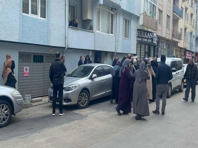 <p><span style="color:#A52A2A"><strong>CUMA NAMAZINA GİTMEK İ&Ccedil;İN EVDEN AYRILDI&nbsp;</strong></span></p>

<p>&nbsp;</p>

<p>Nihat Ekinci (69), cuma namazını kılmak &uuml;zere camiye gitmek i&ccedil;in evden ayrıldı.</p>
