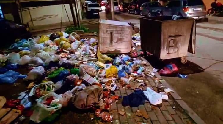 <p><span style="color:#A52A2A"><strong>KANLI KIYAFETLERİ FARKLI &Ccedil;&Ouml;P KONTEYNERLERİNE ATTI</strong></span></p>

<p>&nbsp;</p>

<p>Nihat Ekici'nin cuma namazına gideceğini bildiğini, altınların nerede saklandığından haberdar olduğunu belirten Erdi B., cinayetin ardından &uuml;zerinde kan bulunan kıyafetler ile olayda kullandığı bı&ccedil;ağı farklı mahallerde &ccedil;&ouml;p konteynerine attığını itiraf etti.</p>
