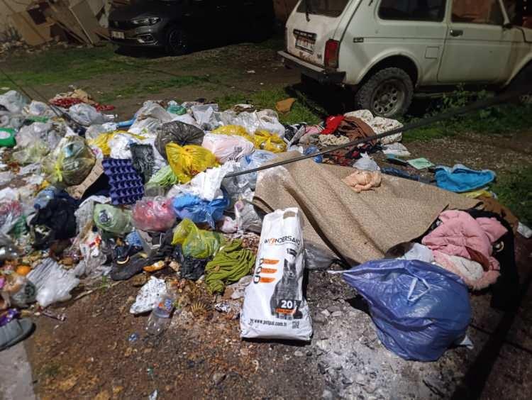 <p><span style="color:#A52A2A"><strong>ADLİYEYE SEVK EDİLDİ&nbsp;</strong></span></p>

<p>&nbsp;</p>

<p>Ş&uuml;pheli adliyeye sevk edilirken, polis, &ccedil;&ouml;p konteynerinden bulup &ccedil;ıkardığı kanlı kıyafet ve cinayette kullanılan bı&ccedil;ağı Cumhuriyet savcılığına teslim etti.</p>

<p>&nbsp;</p>

<p><em><strong>KAYNAK: DHA&nbsp;</strong></em></p>
