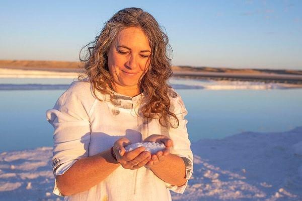 <p>Yaklaşık 20 metrekarelik k&uuml;&ccedil;&uuml;k bir alanda, tek bir masada &ccedil;alışarak tuz &ouml;ğ&uuml;t&uuml;c&uuml;lerini paketleyen Skyring, o d&ouml;nemi "hayatta kalma modundaydım" s&ouml;zleriyle ifade etti.&nbsp;</p>
