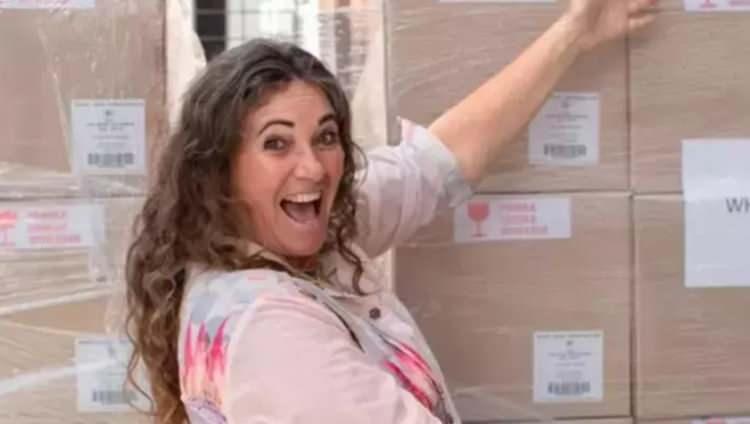 <p>RİSK ALIP SIFIRDAN BAŞLADI</p>

<p>Girişimci Samantha Skyring, yaşadığı zor bir d&ouml;nemin ardından radikal bir karar aldı. Evini sattı, elde ettiği parayla Kalahari &Ccedil;&ouml;l&uuml;'nden &ccedil;ıkarılan 34 ton tuzu satın aldı ve k&uuml;&ccedil;&uuml;k bir ahşap kul&uuml;bede paketleme yapmaya başladı.&nbsp;</p>
