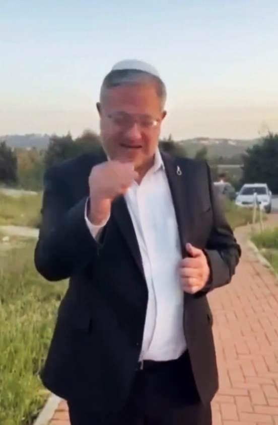 <p><strong>Gvir adeta &uuml;nl&uuml; oyuncuyu hedef alarak a&ccedil;ık tehditte bulundu:</strong></p>

<p><span style="color:#800080"><strong><em>"Eşref R&uuml;ya'daki Kadir. Hi&ccedil;bir zaman Kadir Baba olamayacaksın. Biz İsrail'de yaşıyoruz. Sen T&uuml;rk dizisinde oynarsın. Ter&ouml;ristler i&ccedil;in idam cezası artık ge&ccedil;erli"&nbsp;</em></strong></span></p>
