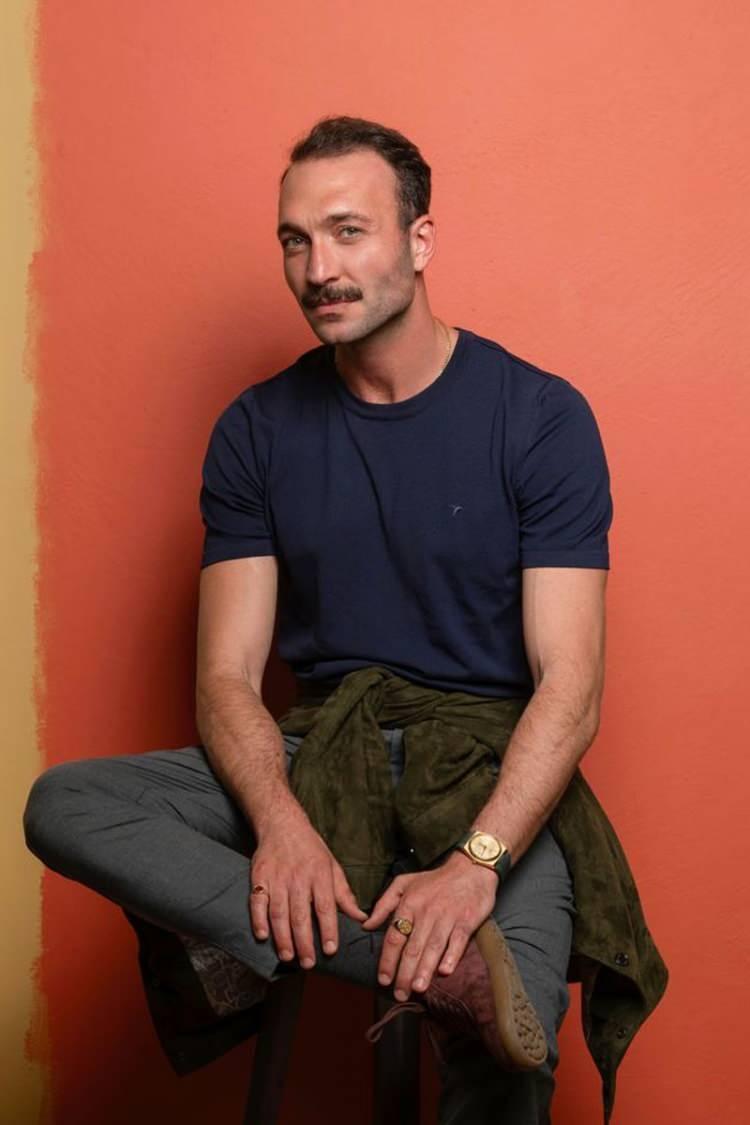 <p><strong>Konuyla ilgili a&ccedil;ıklamalarda bulunan Sevindik, sosyal medyada g&ouml;rd&uuml;ğ&uuml; bir videodan etkilendiğini belirterek şunları s&ouml;yledi:</strong></p>

<p><span style="color:#800080"><strong><em>"Sosyal medyada gezinirken bir videoya denk geldim. İdam kararı verilmiş bazı insanların otob&uuml;se bindirilmiş halini g&ouml;rd&uuml;m. Son kez &ccedil;ocuklarına bakışlarını, &ccedil;ocuklarına sarılışlarını g&ouml;rd&uuml;m. Vicdan sahibi bir insan olarak, bir baba olarak empati yaptım. B&ouml;yle bir zulme vicdan sahibi bir insan olarak karşıyım. Kendimce bir tepki g&ouml;stermek istedim."</em></strong></span></p>
