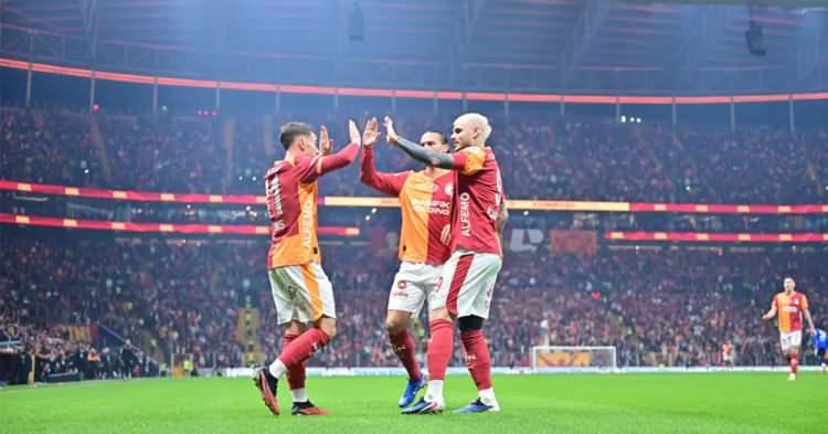 <p>Galatasaray'da, sarı kırmızılı taraftarların kul&uuml;be desteği ve katkısı dikkat &ccedil;ekiyor.</p>
