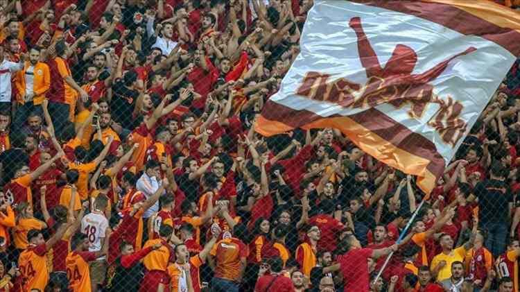 <p>Galatasaray'ın kombine bilet, loca ve VIP koltuk satışından toplam 140 milyon euro gelir sağladığı ve taraftarın bur s&uuml;re&ccedil;te kul&uuml;be b&uuml;y&uuml;k destek sağladığı &ouml;ğrenildi.</p>
