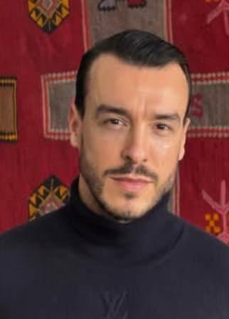 <p><span style="color:#800000"><strong>"PROSED&Uuml;RLERİ YERİNE GETİRECEĞİM"</strong></span></p>

<p><strong>Bu s&uuml;re&ccedil;te yurt dışında olduğu s&ouml;ylentilerine cevap veren &uuml;nl&uuml; şarkıcı Cem Adrian, <span style="color:#800000">"Hakkımdaki soruşturmayı, tarihleri en az 1 yıl &ouml;nceden belirlenip duyurulmuş yurt dışı konserlerim i&ccedil;in bulunduğum Bremen'de &ouml;ğrendim.</span></strong></p>
