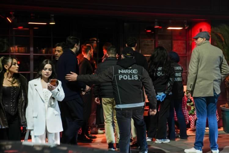 <p><strong>İstanbul Cumhuriyet Başsavcılığı tarafından y&uuml;r&uuml;t&uuml;len &uuml;nl&uuml;lere y&ouml;nelik uyuşturucu soruşturması kapsamında 8 Ekim 2025 tarihinden bu yana <span style="color:#800000">"uyuşturucu madde imal ve ticareti", "kullanımını kolaylaştırma", "bulundurma ve kullanma"</span> ile <span style="color:#800000">"fuhşa teşvik ve aracılık etmek"</span> su&ccedil;lamasıyla bir &ccedil;ok &uuml;nl&uuml; g&ouml;zaltına alınmaya devam ediyor</strong>.</p>
