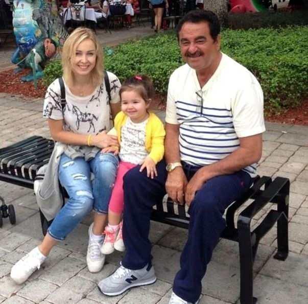 <p><strong>DOKTORUNDAN A&Ccedil;IKLAMA</strong></p>

<p>İbrahim Tatlıses'in tedavi s&uuml;reci hakkında 9 Nisan 2026, (bug&uuml;n) bir a&ccedil;ıklama yapan Başhekim Dr. Engin &Ccedil;akmak&ccedil;ı şunları s&ouml;yledi:</p>

<p>"7 Nisan 2026, Salı g&uuml;n&uuml; hastanemiz acil servisine başvuran hastamız İbrahim Tatlıses'in bilinci a&ccedil;ık ve genel durumu iyidir. Tedavisi, tedbir ama&ccedil;lı olarak yoğun bakım servisinde devam etmektedir. Safra kesesi kaynaklı bakteriyel bir enfeksiyon olan kolesistit (safra kesesi iltihabı) tanısı ile antibiyotik tedavisine başlanmış olup, tedaviye olumlu yanıt alınmaktadır.</p>
