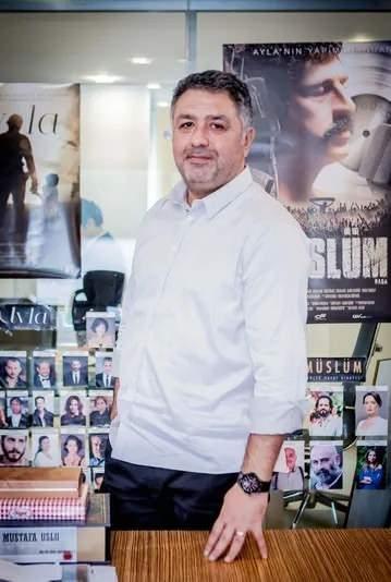 <p><span style="color:#FF0000"><strong>İCRALIK OLUNCA FİLMİNİ SATIŞA &Ccedil;IKARDI</strong></span></p>

<p><strong>Bankadan &ccedil;ektiği krediyi &ouml;deyemeyen &uuml;nl&uuml; yapımcı, &ccedil;areyi "Cep Herk&uuml;l&uuml;: Naim S&uuml;leymanoğlu" filmini satışa &ccedil;ıkarmakta buldu.</strong></p>
