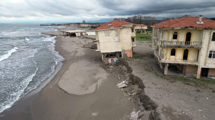 <p>Sakarya'nın Karasu il&ccedil;esinde bulunan tatil k&ouml;y&uuml;nde villa ve havuzlar &ccedil;&ouml;kmeye başladı. <span style="color:#A52A2A"><strong><em>&Ccedil;evre, Şehircilik ve İklim Değişikliği Bakanlığı</em></strong></span> tarafından b&ouml;lgede &ccedil;alışma başlatıldığı kaydedildi.&nbsp;</p>

<p>&nbsp;</p>

<p>&nbsp;</p>
