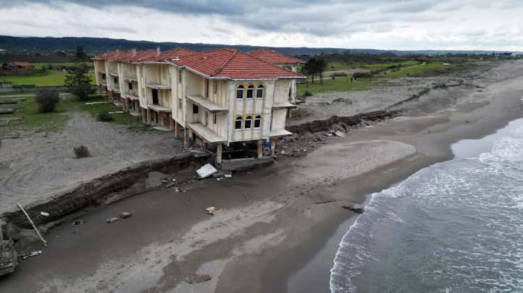 <p><span style="color:#A52A2A"><strong>DALGALAR KIYIYI AŞINDIRDI&nbsp;</strong></span></p>

<p>&nbsp;</p>

<p>Karasu Mahallesi sahilinde yer alan ve bir d&ouml;nemin pop&uuml;ler projelerinden olan eski tatil k&ouml;y&uuml;, dalgaların kıyıyı aşındırmasıyla yıkılma noktasına geldi.</p>
