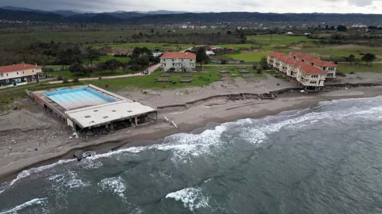 <p>B&ouml;lgede yaşanan tehlike &uuml;zerine harekete ge&ccedil;en bakanlık ekipleri, <strong><em>kıyı erozyonunu durduracak projeyi hayata ge&ccedil;irdi.&nbsp;</em></strong></p>
