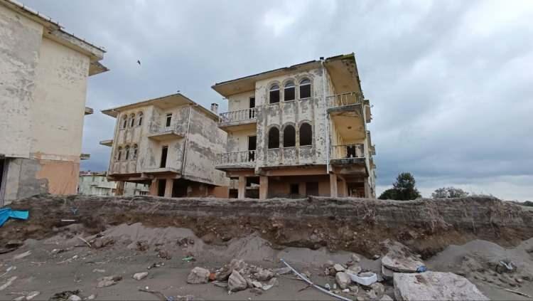 <p><span style="color:#A52A2A"><strong>"&Ouml;ZEL İMAR ALINARAK İLE İNŞA EDİLDİ"</strong></span></p>

<p>&nbsp;</p>

<p><strong><em>"&Ouml;zel bir imarla beraber tatil k&ouml;y&uuml; ruhsatı alınarak 1985 yılında inşaatına başlandı. 1990-1995 yıllarında da inşaatı tamamlandı.&nbsp;</em></strong></p>
