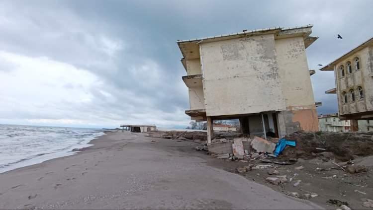 <p><span style="color:#A52A2A"><strong>&Ccedil;ALIŞMALAR DEVAM EDİYOR&nbsp;</strong></span></p>

<p>&nbsp;</p>

<p><em><strong>"Yaklaşık 13-14 yıllık bir proje olan sahil koruma duvarı &ccedil;alışmasının iki yıldır takip&ccedil;isi olduk. Şu an Maden Deresi'nin Karadeniz ile birleştiği yerde mendirek &ccedil;alışması ve sahil koruma duvarı inşaatına fiilen başlandı."&nbsp;</strong></em></p>
