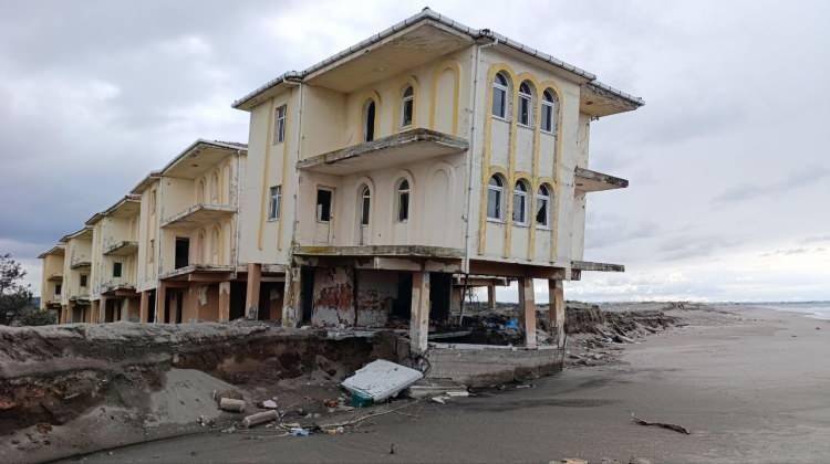 <p>B&ouml;lgedeki &ccedil;alışmaların tamamlanmasıyla birlikte, kıyı şeridindeki diğer yapıların da benzer bir tehlikeyle karşılaşmasının &ouml;n&uuml;ne ge&ccedil;ilmesi planlanıyor.</p>
