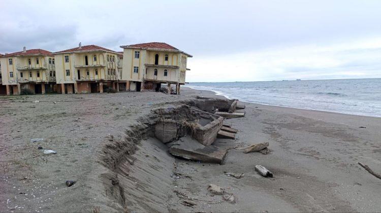 <p><strong><em>Turizme etki edecek şekilde hizmete a&ccedil;ılacağı zamanlar, kıyı erozyonu da kendini g&ouml;sterdi. <span style="color:#A52A2A">Bu sahilde deniz en az 100 metre ilerideydi. </span>Bug&uuml;n ise deniz i&ccedil;eriye girdi ve sıfıra kadar geldi. Buraya bir tedbir alınması de gerekiyordu."</em></strong></p>
