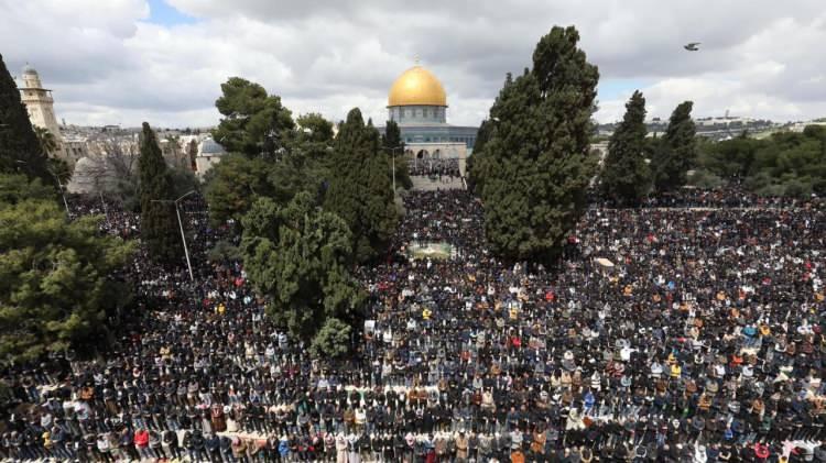 <p>Filistinliler, İsrail'in İran'la savaşı bahane ederek ibadete kapattığı işgal altındaki Doğu Kud&uuml;s'teki Mescid-i Aksa'da 5 hafta aradan sonra ilk cuma namazını kılmak i&ccedil;in İsrail polisinin kısıtlamalarına rağmen Harem-i Şerif'e akın etti.</p>
