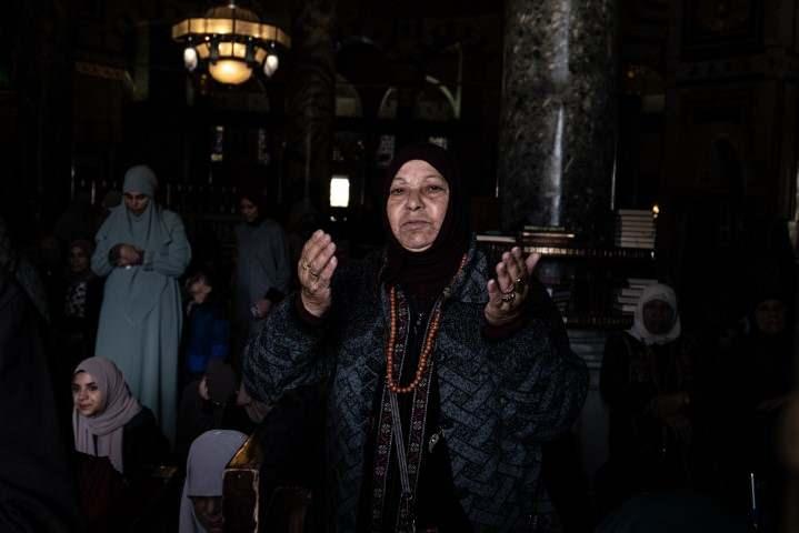 <p>Doğu Kud&uuml;s'te yaşayan Filistinliler, sabah erken saatlerden itibaren 5 hafta sonra ilk cuma namazını kılmak i&ccedil;in Eski Şehir'e geldi. Filistinliler, tarihi Eski Şehir'in sokaklarından ge&ccedil;erek Mescid-i Aksa'ya ulaştı. Cuma namazından saatler &ouml;nce Mescid-i Aksa i&ccedil;erisinde binlerce Filistinli toplandı.</p>
