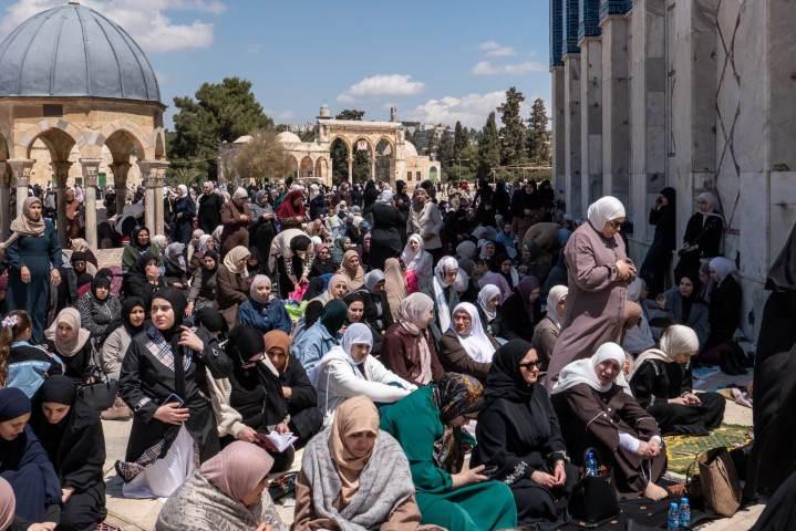 <p>İsrail polisi, Mescid-i Aksa'nın da i&ccedil;inde yer aldığı Eski Şehir b&ouml;lgesine &ccedil;ok sayıda polis ve barikat yerleştirdi. On binlerce Filistinli, İsrail polisinin getirdiği kısıtlamalara rağmen İran'la savaştan bu yana ibadete kapalı olan Mescid-i Aksa'ya gitmek i&ccedil;in erkenden yola d&uuml;şt&uuml;.</p>

