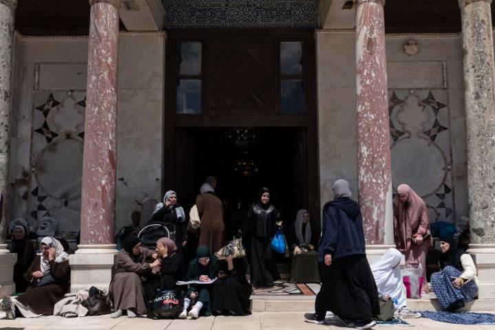 <p><span style="color:#B22222"><strong>HAFTALAR SONRA İLK CUMA NAMAZI</strong></span></p>

<p>İsrail'in savaşı bahane ederek ibadete kapattığı Mescid-i Aksa'da 28 Şubat'tan beri ilk cuma namazı kılındı.</p>
