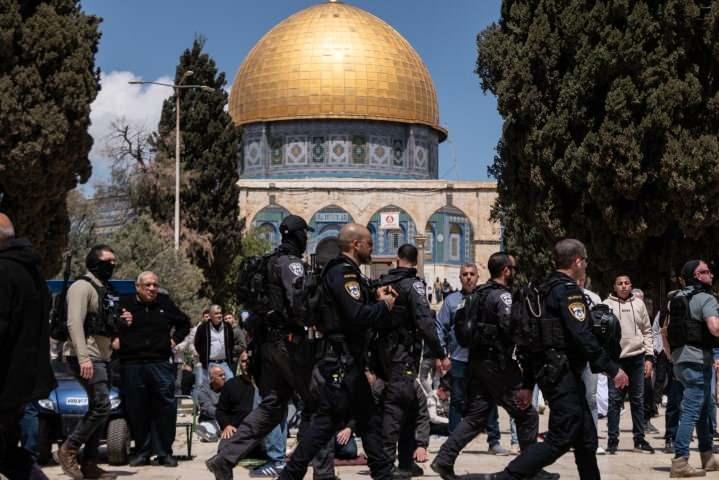 <p>Harem-i Şerif'teki 5 hafta sonra kılınacak ilk cuma namazında on binlerce M&uuml;sl&uuml;manın Mescid-i Aksa'yı doldurdu.</p>
