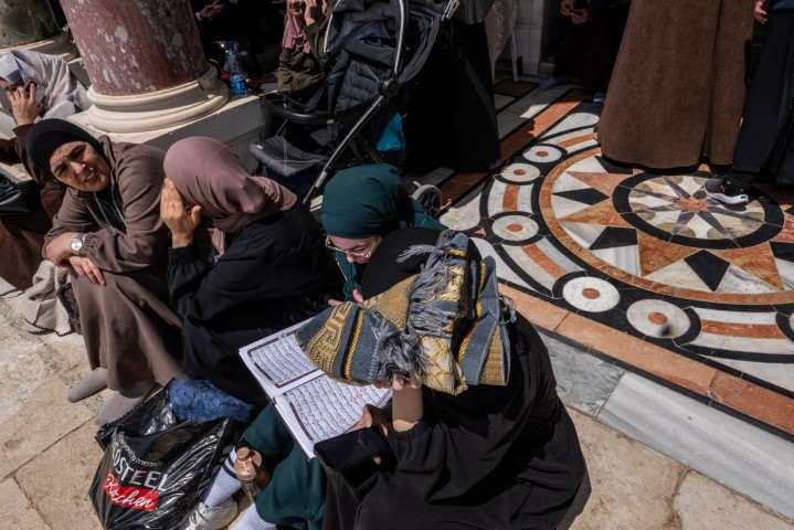 <p>İşgal altındaki Batı Şeria'da yer alan Filistinlilerin ise her zaman olduğu gibi cuma namazı i&ccedil;in Mescid-i Aksa'ya gelmesi yasak.</p>
