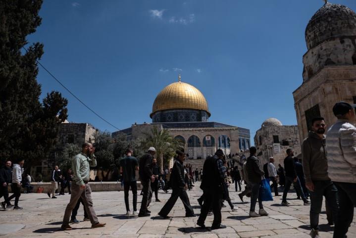 <p>İsrail, 28 Şubat'ta İran'a başlattığı saldırıları bahane ederek aynı g&uuml;n Mescid-i Aksa'yı ibadete kapatmıştı. Kapatıldığı s&uuml;re boyunca Mescid-i Aksa&rsquo;da yalnızca cami g&ouml;revlileri ve Kud&uuml;s İslami Vakıflar İdaresi personeli namaz kılabilirken, diğer Filistinliler ise namazlarını kentteki k&uuml;&ccedil;&uuml;k camilerde eda ediyordu.</p>
