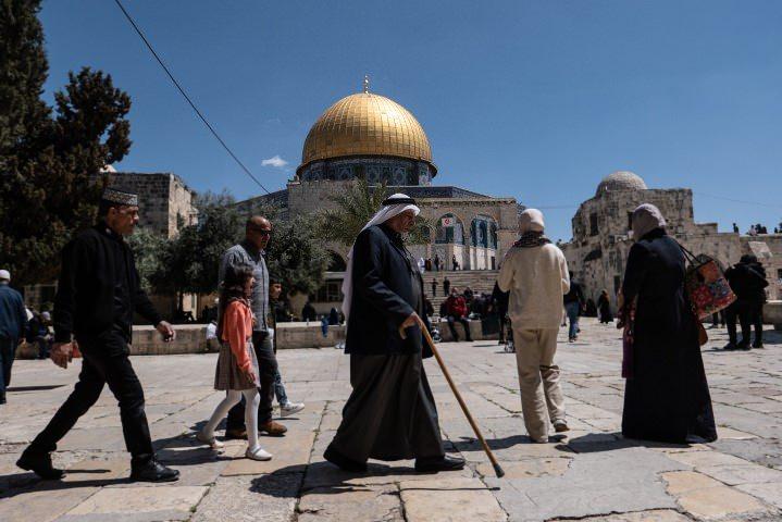 <p>Savaşı bahane eden İsrail, Filistinlilerin Mescid-i Aksa'da ramazan ayında teravih, cuma ve vakit namazlarını kılmasına izin vermemişti.</p>
