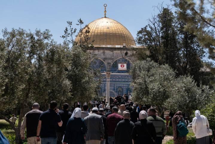 <p>İsrail polisi, Mescid-i Aksa'ya yakın b&ouml;lgelerde teravih ve Bayram Namazı kılmak isteyen Filistinlilere de saldırmıştı.</p>
