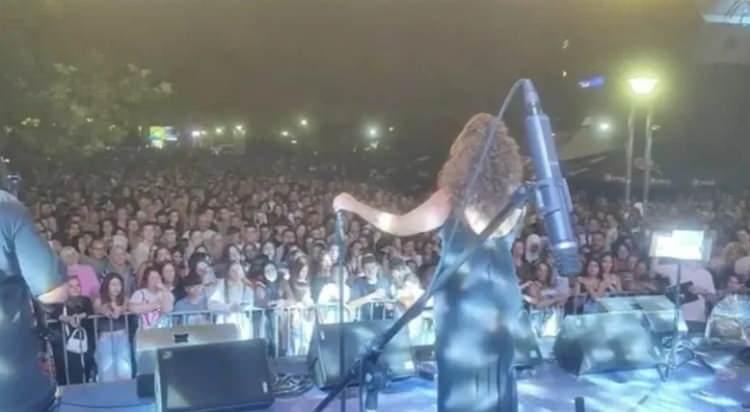 <p><span style="color:#FF0000"><strong>"İZMİR MARŞI" YUNAN MAKAMLARINI RAHATSIZ ETMİŞTİ</strong></span></p>

<p><strong>Yunanistan'da "istenmeyen kişi" ilan edilen Karaca, 2024 yılında Yunanistan'da T&uuml;rklerin yoğun olarak yaşadığı G&uuml;m&uuml;lcine'de konser vermiş; "İzmir Marşı" s&ouml;ylediği ve binlerce kişiyle birlikte "Ne Mutlu T&uuml;rk&uuml;m Diyene!" sloganını attığı i&ccedil;in Yunan medyası ve makamları tarafından hedef g&ouml;sterilmişti.</strong></p>
