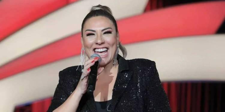 <p><strong>Eşi ve kızıyla birlikte tatil i&ccedil;in Yunanistan'ın Atina şehrini tercih ettiğini anlatan Karaca, sınır kapısında pasaport kontrol&uuml;nden ge&ccedil;emediğini dile getirdi.&nbsp;</strong></p>

<p>&nbsp;</p>
