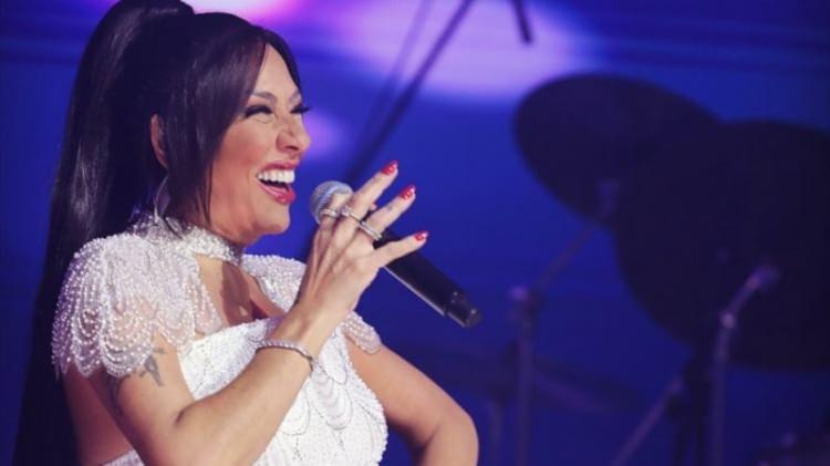 <p><strong>Yetkililer tarafından durdurularak "deport" edildiğini &ouml;ğrenen &uuml;nl&uuml; şarkıcı, elindeki deport belgelerini takip&ccedil;ilerine g&ouml;stererek isyan etti.</strong></p>
