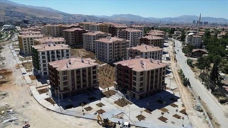 <p>Doğu, projenin s&uuml;rd&uuml;r&uuml;lebilir finansman modeliyle hayata ge&ccedil;irildiğini belirterek, "&Ouml;ncelikle iklim ve afetlere dayanıklı şehirler projesi İstanbullulara hayırlı uğurlu olsun. Proje, s&uuml;rd&uuml;r&uuml;lebilir kentsel d&ouml;n&uuml;ş&uuml;m i&ccedil;in geliştirdiğimiz metodolojinin bir &uuml;r&uuml;n&uuml;d&uuml;r. Finansman kapsamında riskli yapı maliklerine maksimum 0,69 faiz, 180 aya kadar vade ve 3 milyon liraya kadar destek sunuluyor." dedi.</p>

<p>&nbsp;</p>
