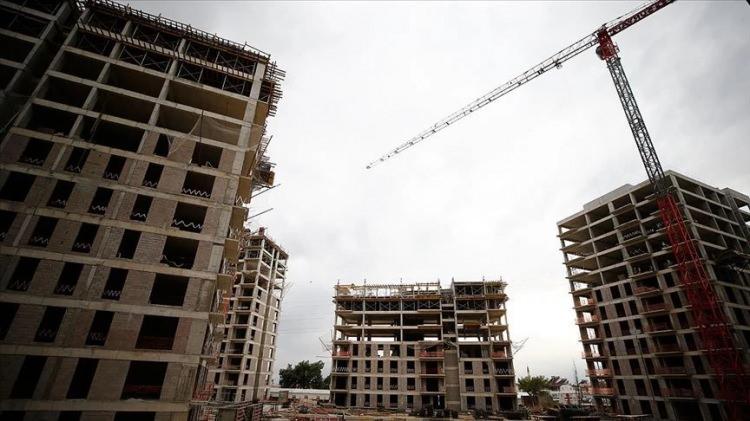 <p>Başvuru sistemine ilişkin detaylarla ilgili Doğu, "M&uuml;teahhit, e-Devlet &uuml;zerinden ARAAD (AFDİS) platformunu kullanarak binanın yıkım ve yapım s&uuml;re&ccedil;lerine dair bilgi ve belgeleri sisteme y&uuml;kler. Teknik incelemelerin ardından vatandaşların banka s&uuml;recini başlatmasını bekliyoruz. Finansman tutarı, hak edişlere paralel şekilde blokeli hesaplarda tutulur ve inşaat ilerledik&ccedil;e m&uuml;teahhite aktarılır." diye konuştu.</p>
