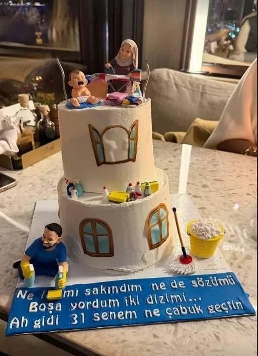 <p><span style="color:#B22222"><strong>PASTADAKİ BEBEK FİG&Uuml;R&Uuml; KAFALARI KARIŞTIRMIŞTI</strong></span></p>

<p><strong>Ramazan Ayında iftar sonrası doğum g&uuml;n&uuml;nu kutlayan Kadir Ezildi'nin pastasındaki bebek fig&uuml;r&uuml; dikkat &ccedil;ekmişti.</strong></p>

<p><em><strong>&nbsp;</strong></em></p>
