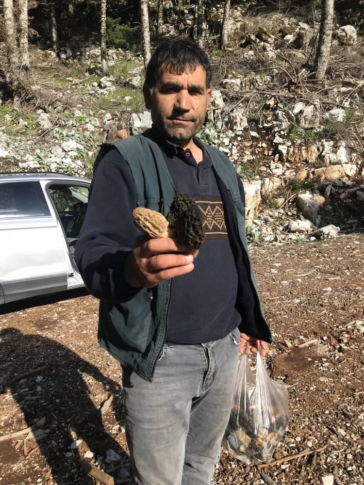 <p><span style="color:#A52A2A"><strong>"&Ccedil;OCUKLAR GİBİ SEVİNİRİZ"</strong></span></p>

<p>&nbsp;</p>

<p>Kuzug&ouml;beği toplamanın kendileri i&ccedil;in adeta bir alışkanlık haline geldiğini s&ouml;yleyen Kara, <strong><em>"Evde otursak aklımız hep dağda kalır. Elin de belin de ağrısa hep dağlara &ccedil;ıkmak istersin. Bir tane bile bulsak &ccedil;ocuklar gibi seviniriz. Bazen bulamayınca &uuml;z&uuml;l&uuml;r&uuml;z ama yine de vazge&ccedil;emeyiz. Bu iş biraz hastalık gibi." </em></strong>dedi.&nbsp;</p>
